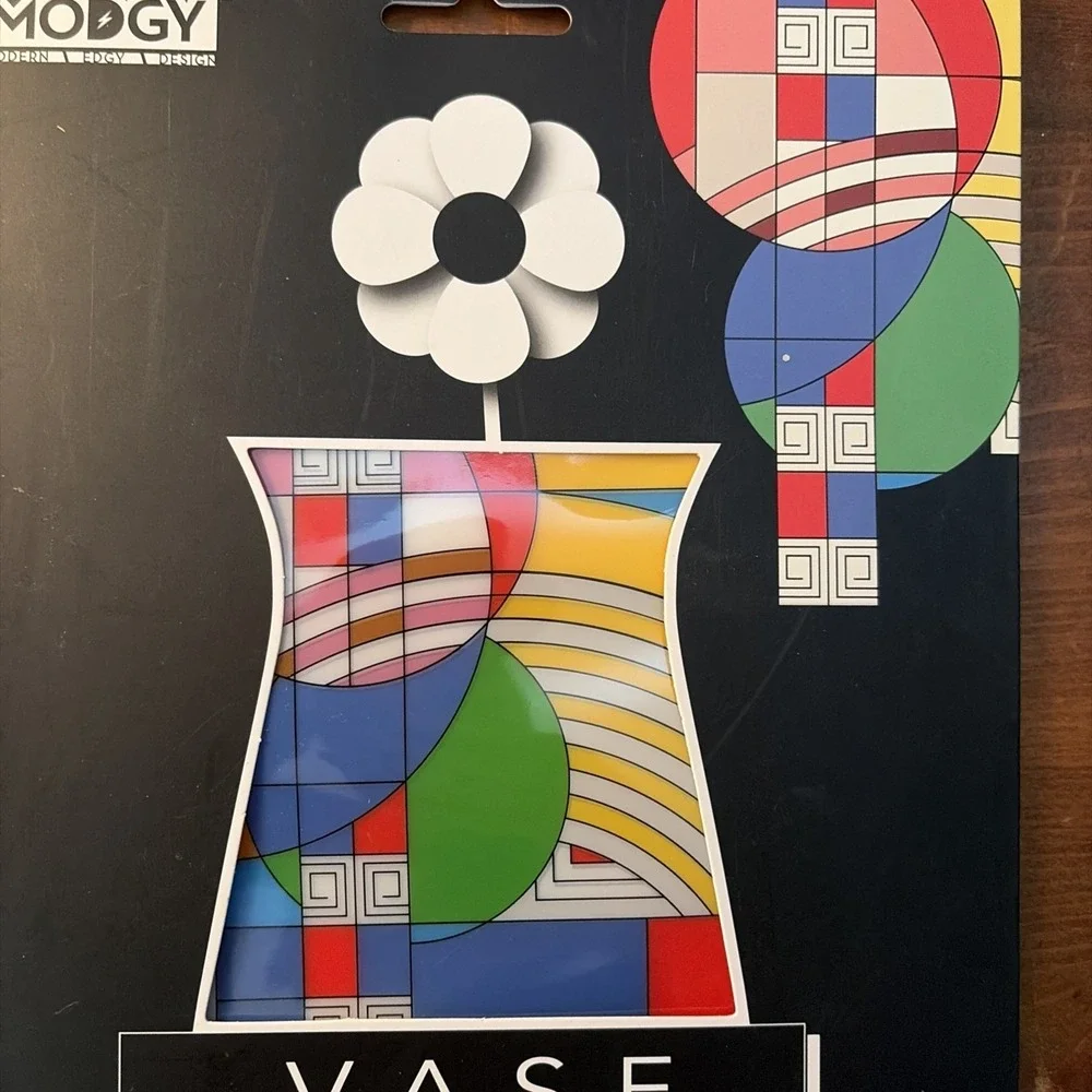 MODGY NWT FRANK‎ LLOYD WRIGHT HOFFMAN RUG VASE